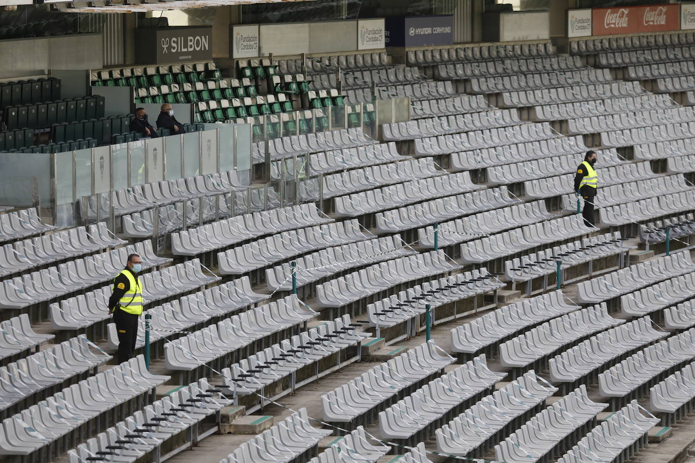 El silencio de El Arcángel vacío en el Córdoba CF - Yeclano, en imágenes