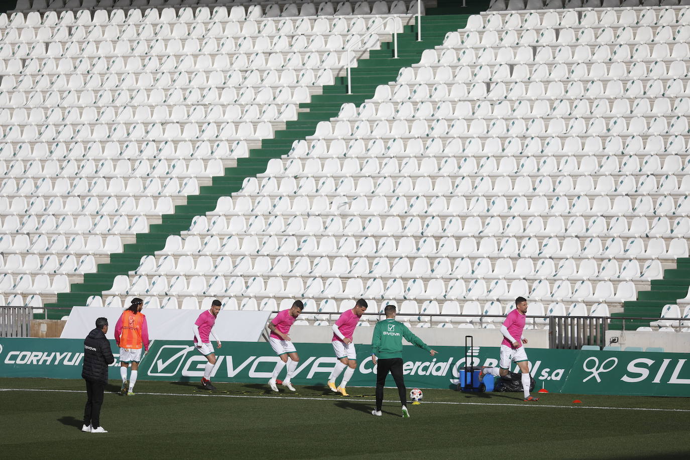 El silencio de El Arcángel vacío en el Córdoba CF - Yeclano, en imágenes