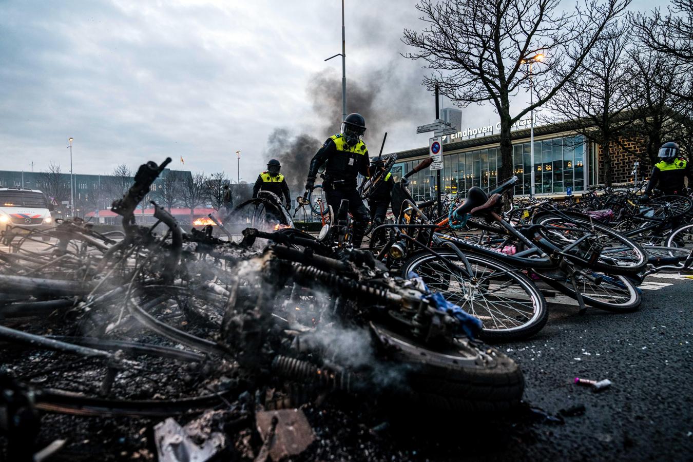 La policía retira a los manifestantes de la plaza 18 de septiembre en Eindhoven. Decenas de bicis fueron incendiadas y lanzadas a la carretera. 