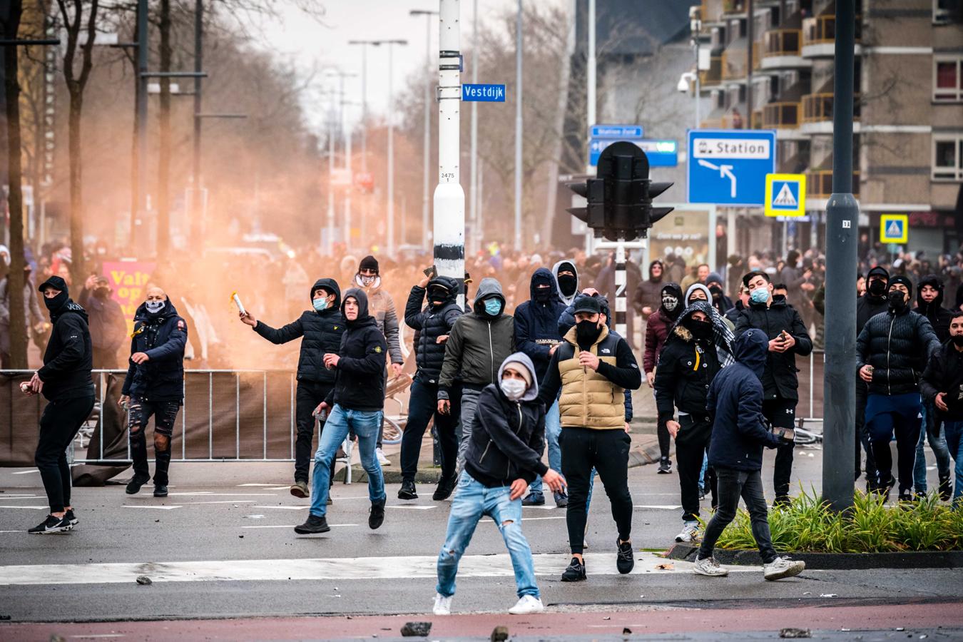 Los jóvenes encapuchados lanzan piedras contra los agentes de la Policía. 