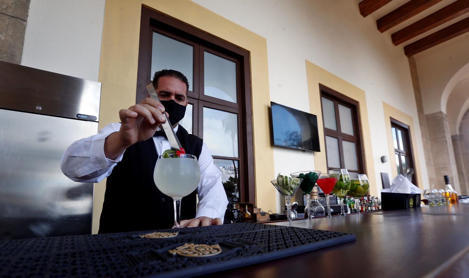 Un rincón para comentar las historias del Nacional. Un barman prepara un cóctel en el bar del Hotel Nacional de Cuba. El hotel cuenta con seis bares y un célebre cabaret. En el hotel se conservan valiosos testimonios y exposiciones sobre La Crisis de los Misiles en 1962. De lunes a sábado se realizan visitas guiadas que incluyen el recorrido de los túneles y trincheras cavados en esa fecha.