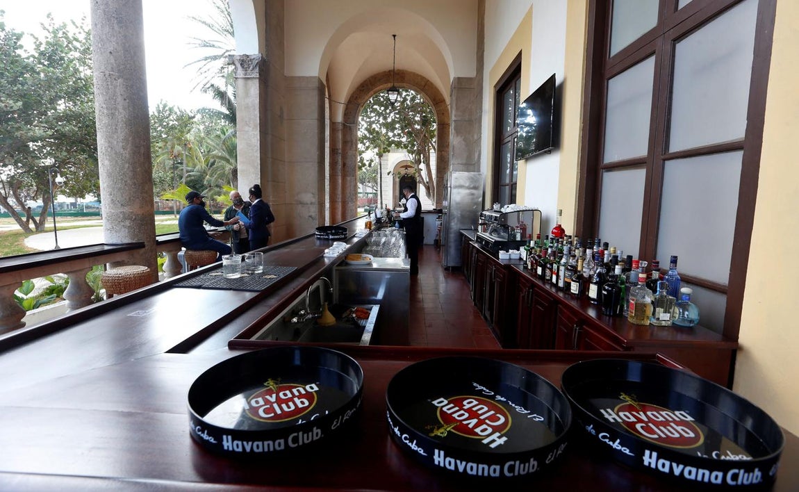 Un ron en La Habana. Unas personas disfrutan en un bar del Hotel Nacional de Cuba el 19 de enero de 2021
