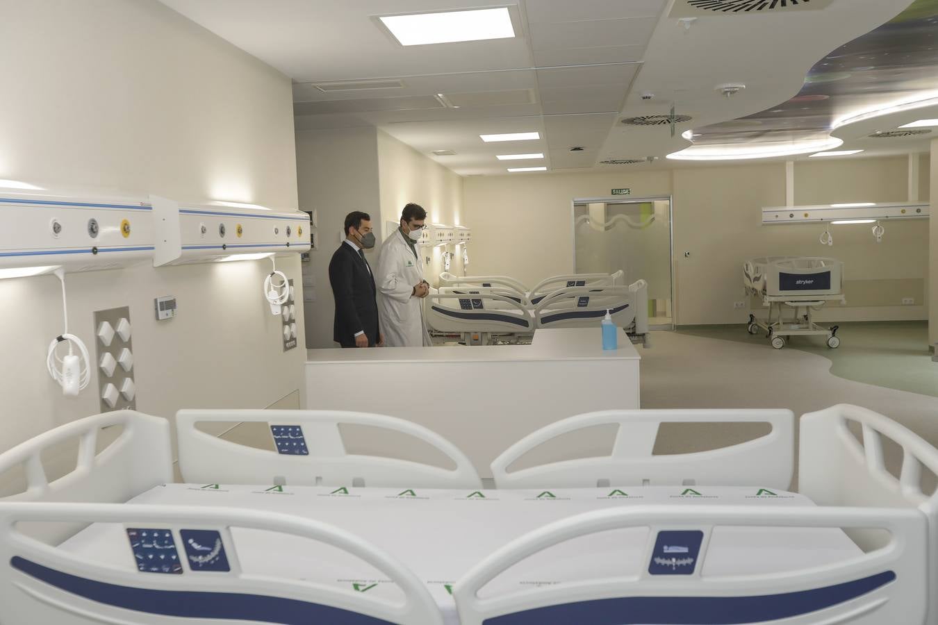 Juanma Moreno visita las nuevas instalaciones del Hospital Infantil del Virgen del Rocío