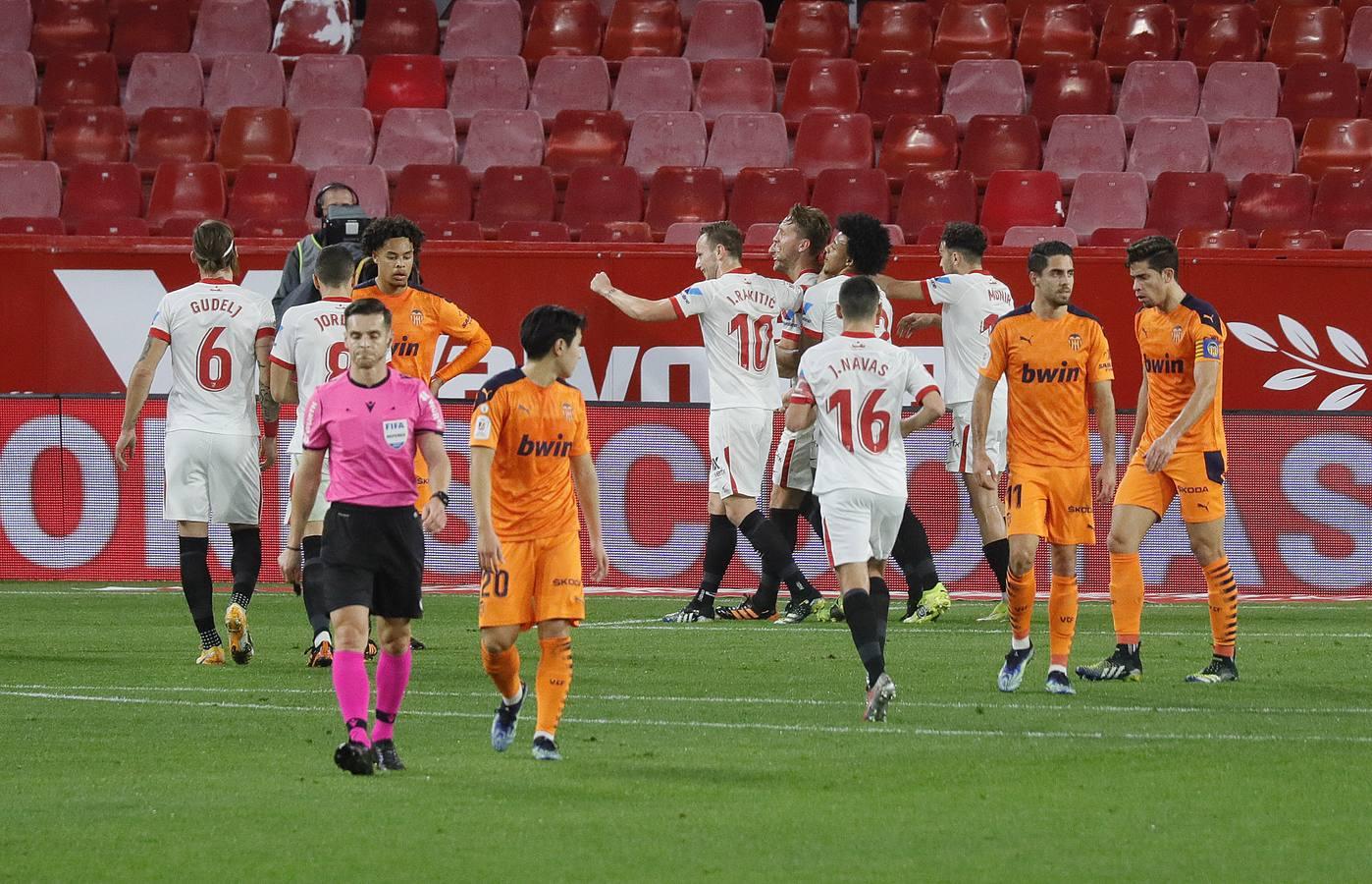 Las mejores imágenes del partido entre el Sevilla F.C. y el Valencia C.F.