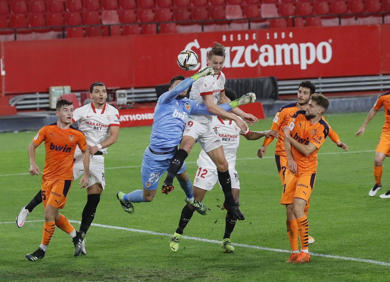 Las mejores imágenes del partido entre el Sevilla F.C. y el Valencia C.F.