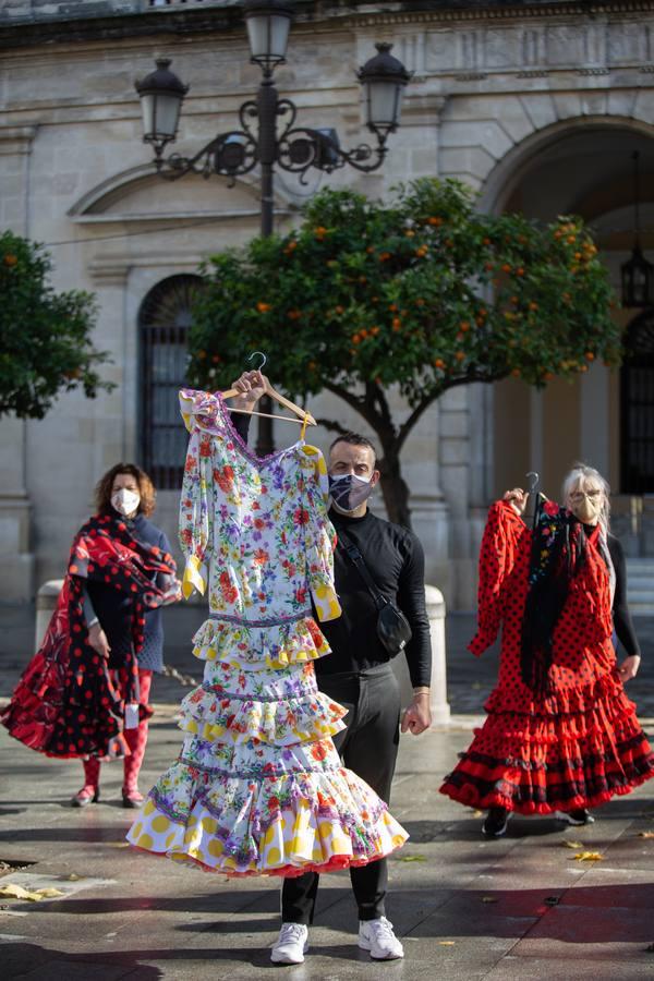 Varios diseñadores con sus vestidos de flamenca