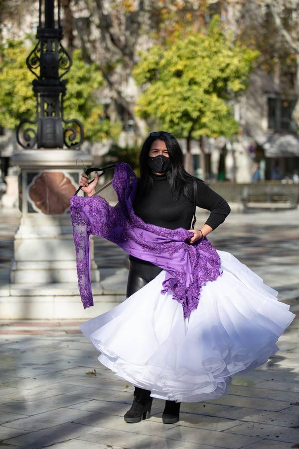 La diseñadora Yolanda Rivas con un modelo en blanco y morado