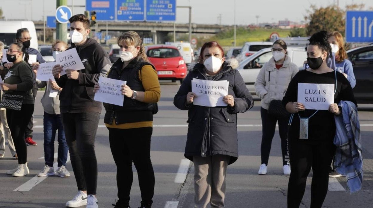 En imágenes, protesta de los vecinos del Polígono Sur por los cortes de luz en Sevilla