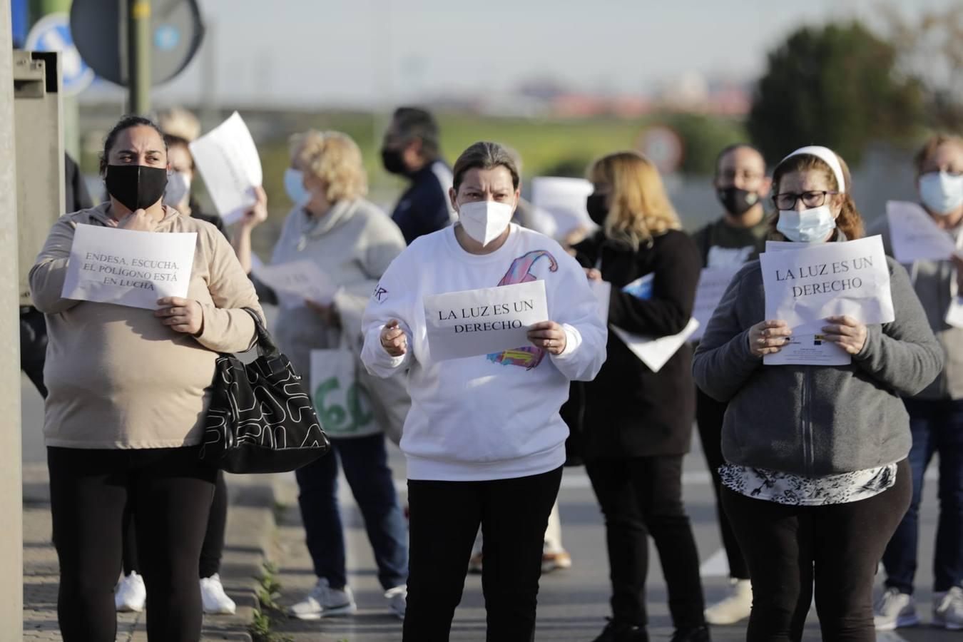 En imágenes, protesta de los vecinos del Polígono Sur por los cortes de luz en Sevilla