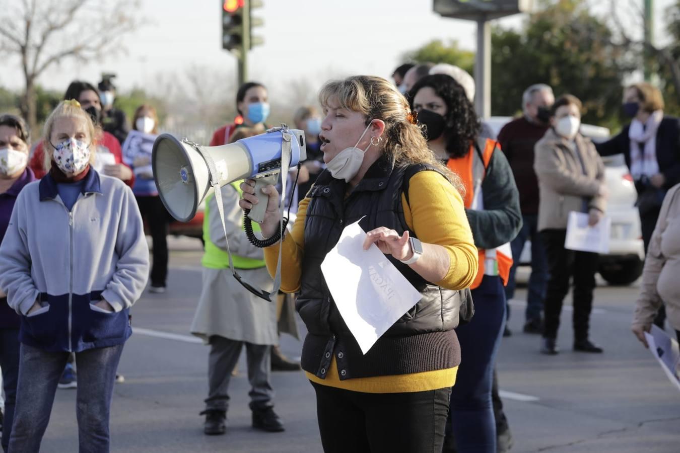 En imágenes, protesta de los vecinos del Polígono Sur por los cortes de luz en Sevilla