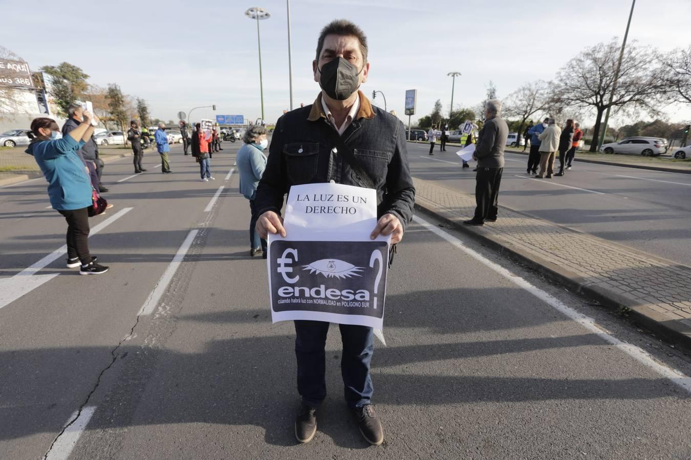 En imágenes, protesta de los vecinos del Polígono Sur por los cortes de luz en Sevilla