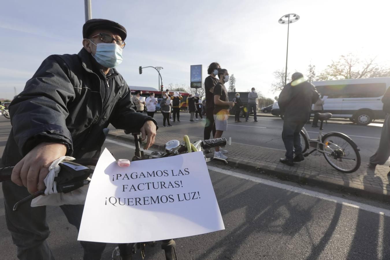 En imágenes, protesta de los vecinos del Polígono Sur por los cortes de luz en Sevilla