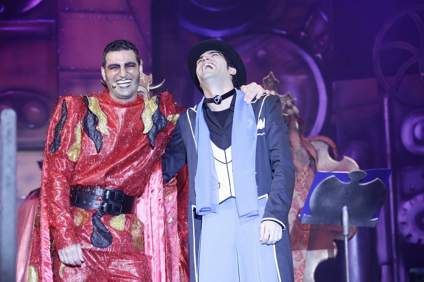 Paco Trujillo, Dios Momo, con su hermano David, que ganó el primer premio con 'Juana la Loca'