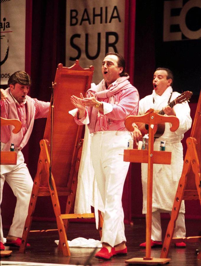 El popular 'Selu' García Cossío luciendo palmito con el tipito de pijo que luce su chrigota "El que vale, vale" (2001)