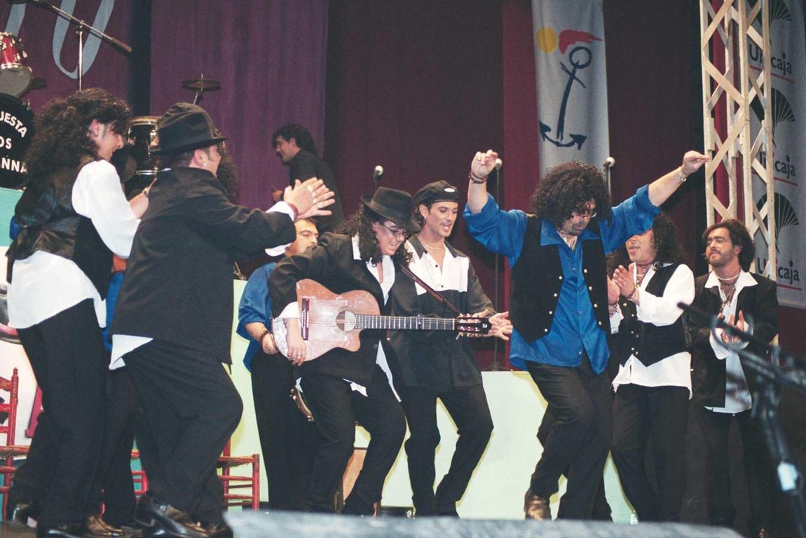 La chirigota de Juan Carlos Aragón, 'Flamenkito Apalea', el año después de 'Los Yesterday' (2000); el capitán Veneno, a la derecha