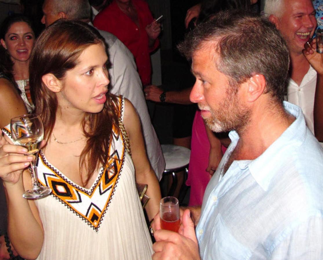 Román Abramóvich. El magnate ruso y propietario del Chelsea le regaló en 2008 40 hectáreas en la luna -situadas en el hemisferio sur del satélite- a su entonces joven novia, Dasha Zhúkova.