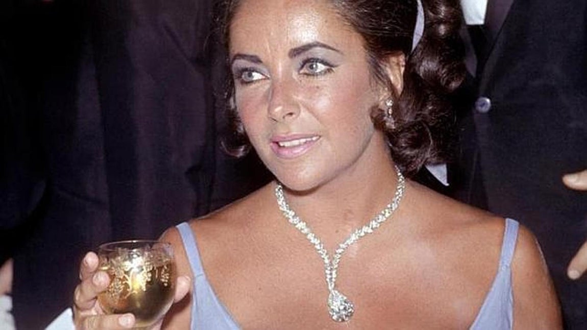 El diamante Taylor-Burton. Elizabeth Taylor se casó con Richard Burton en 1964 y durante sus 12 años de matrimonio, el actor se dedicó a mimarla con las joyas más estrafalarias. Y no solo tenían que ser deslumbrantes, sino también antiguas como las esmeraldas de la Gran Duquesa María Pávlovna de Rusia, el diamante de la familia Krupp de 33 quilates («habían colaborado con los nazis, es perfecto que esta pieza llegue a las manos de una chica judía como yo»), el diamante Taylor-Burton de 69 quilates («era enorme y pesado, lo vendí porque no lo usaba desde hace siglos») y un sinfín de anillos, brazaletes y pendientes