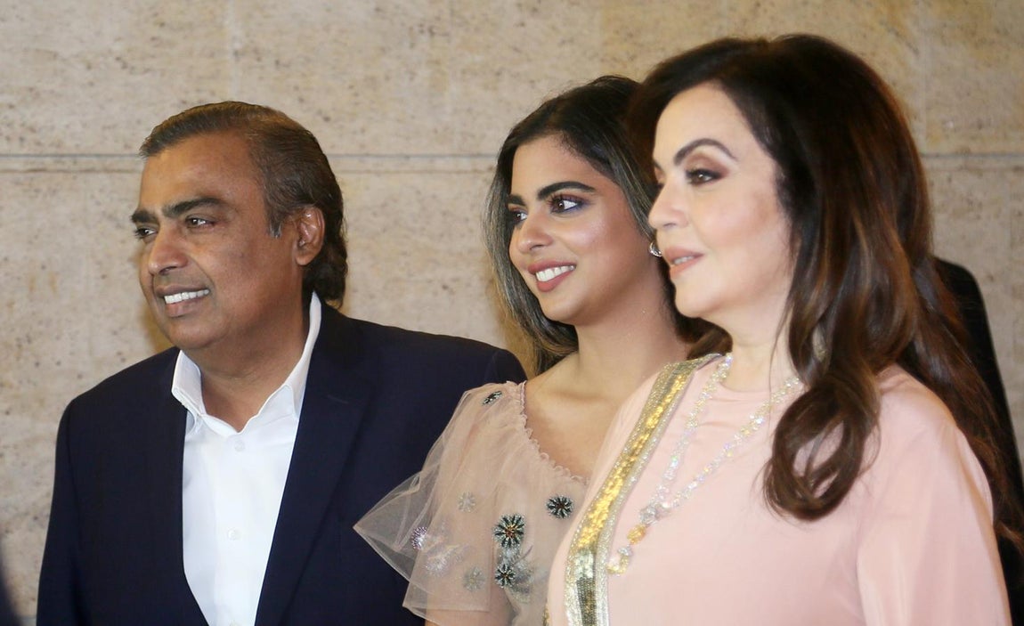 Mukesh Ambani. Por el 50 cumpleaños de su mujer, el hombre más rico de la India le regaló a Nita un avión privado valorado en 55 millones de euros. Además le organizó una fiesta a la que acudieron más de 500 personas que fueron trasladados en jets rpivados
