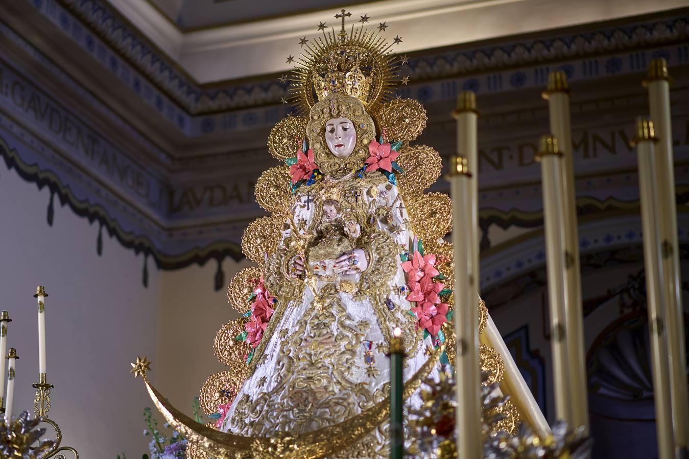 La Virgen del Rocío se engalana para celebrar la Candelaria