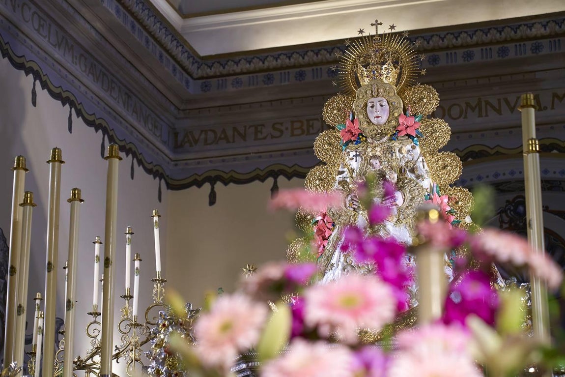 La Virgen del Rocío se engalana para celebrar la Candelaria