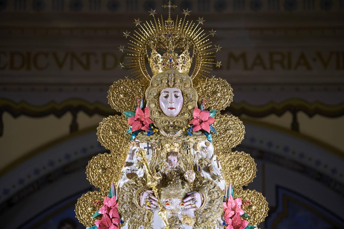 La Virgen del Rocío se engalana para celebrar la Candelaria