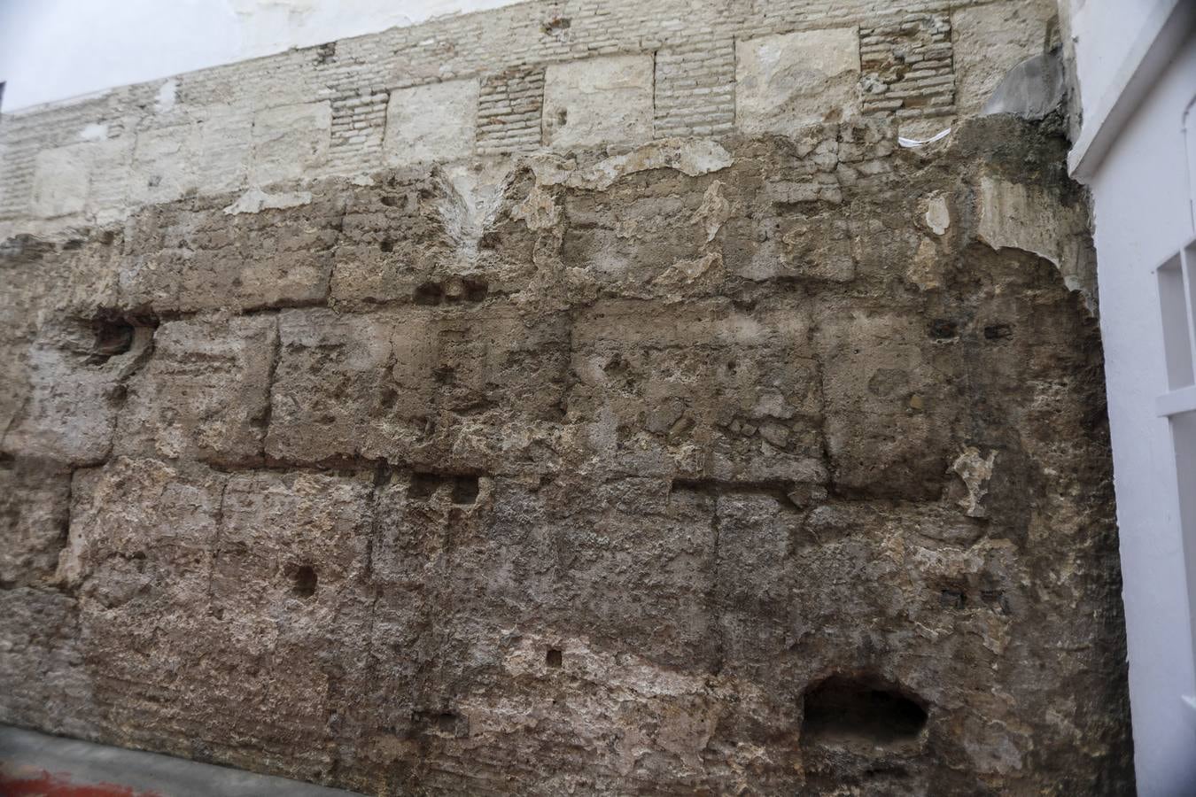 Lienzo de muralla que ha salido a la luz en la calle Castelar