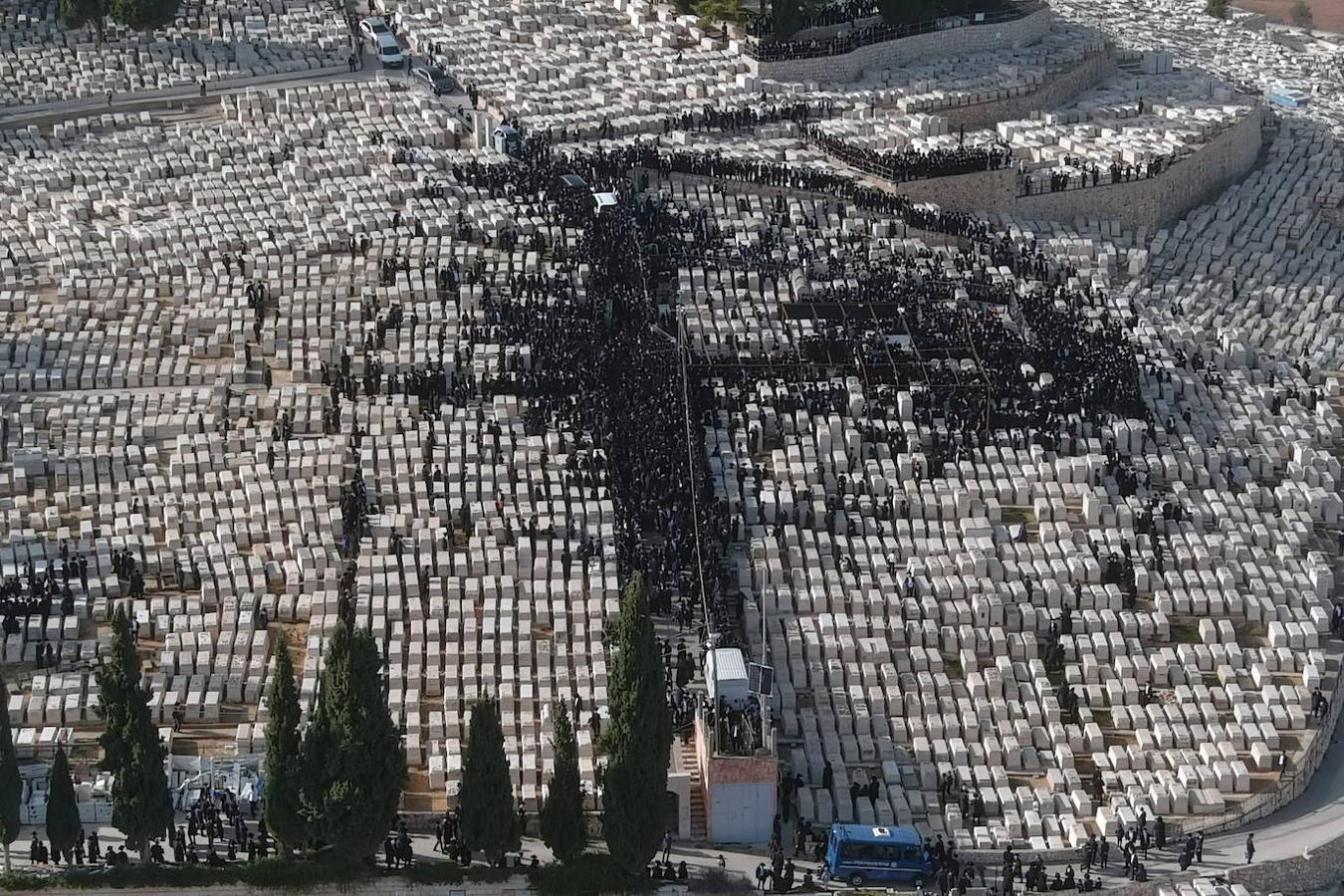 A pesar de las restricciones que exige la pandemia, centenares de judíos ultraortodoxos participaron ayer en los funerales de uno de sus líderes espirituales. 