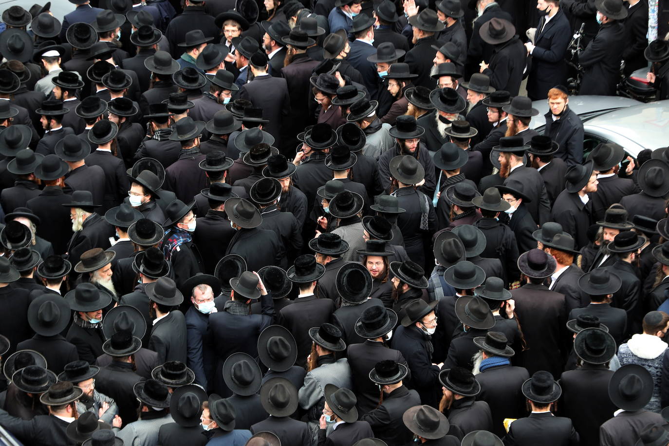 Muchas calles de Jerusalén se tiñieron de negro durante los funerales, en los que participaron centenares de judíos ultraortodoxos. 