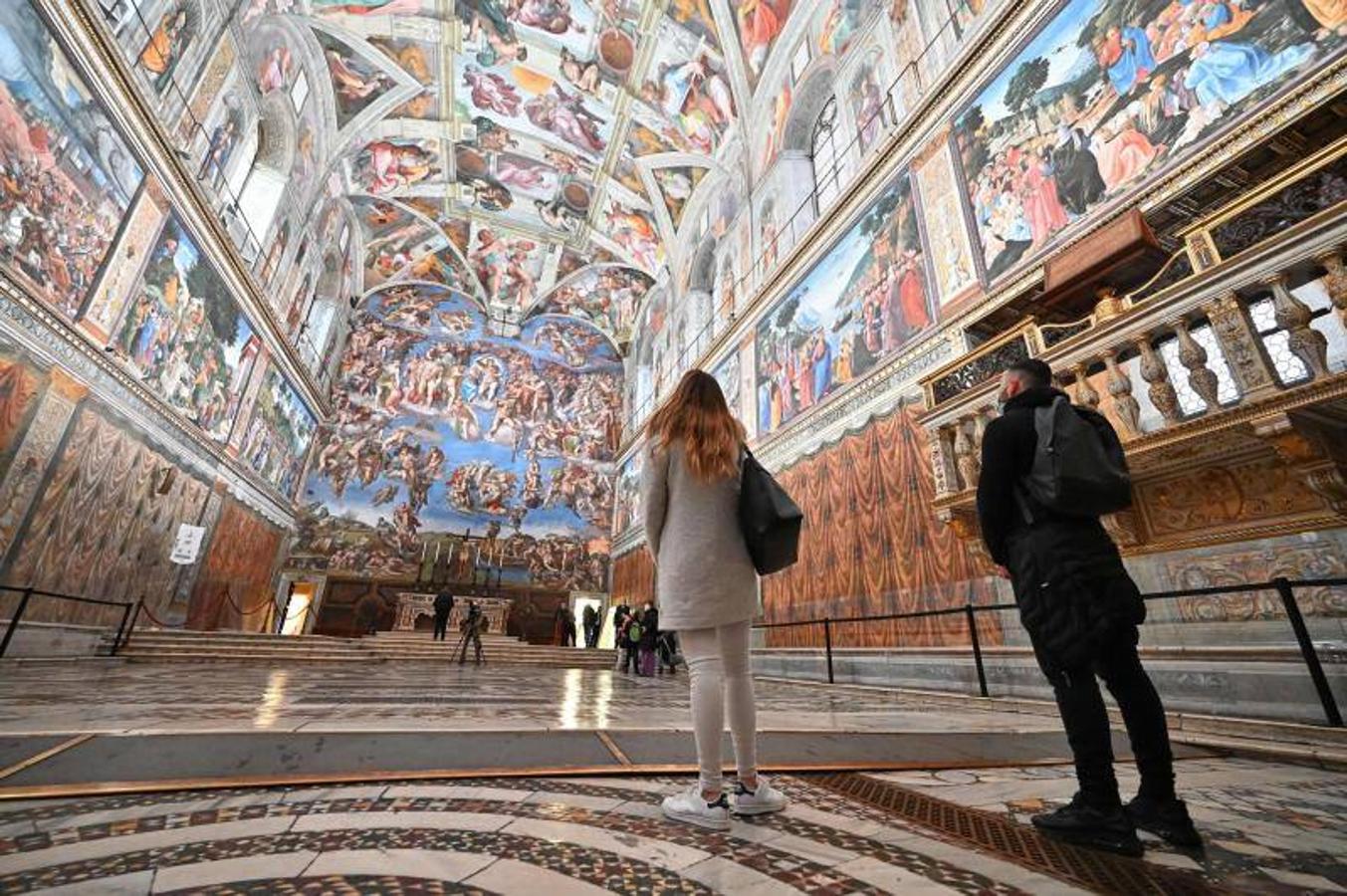 Una intimidad poco vista de los turistas con las obras de Miguel Ángel. 