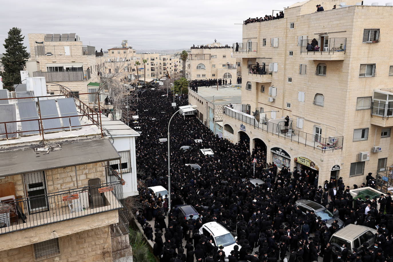 Muchas calles de Jerusalén se tiñieron de negro durante los funerales, en los que participaron centenares de judíos ultraortodoxos. 