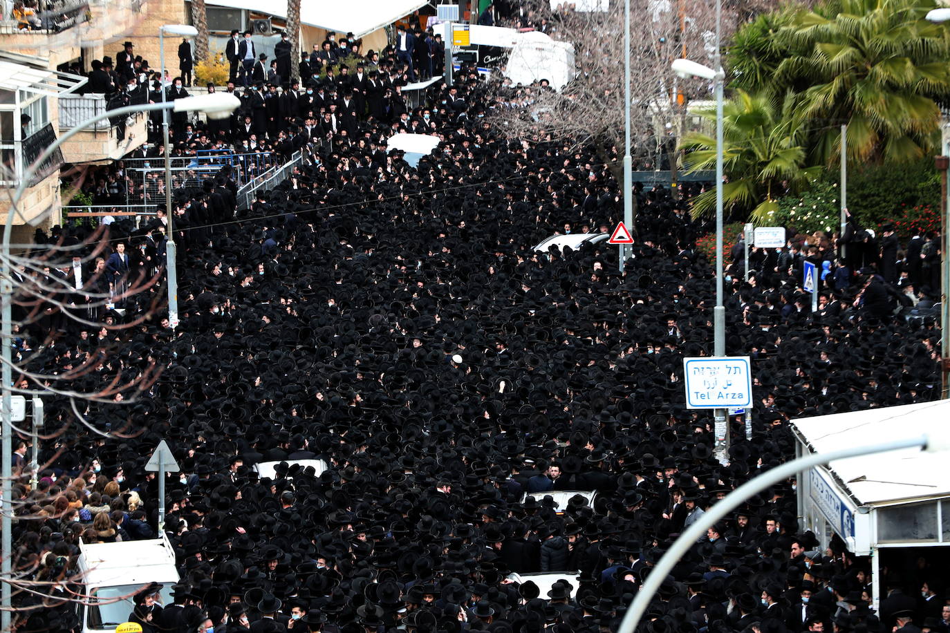 Muchas calles de Jerusalén se tiñieron de negro durante los funerales, en los que participaron centenares de judíos ultraortodoxos. 