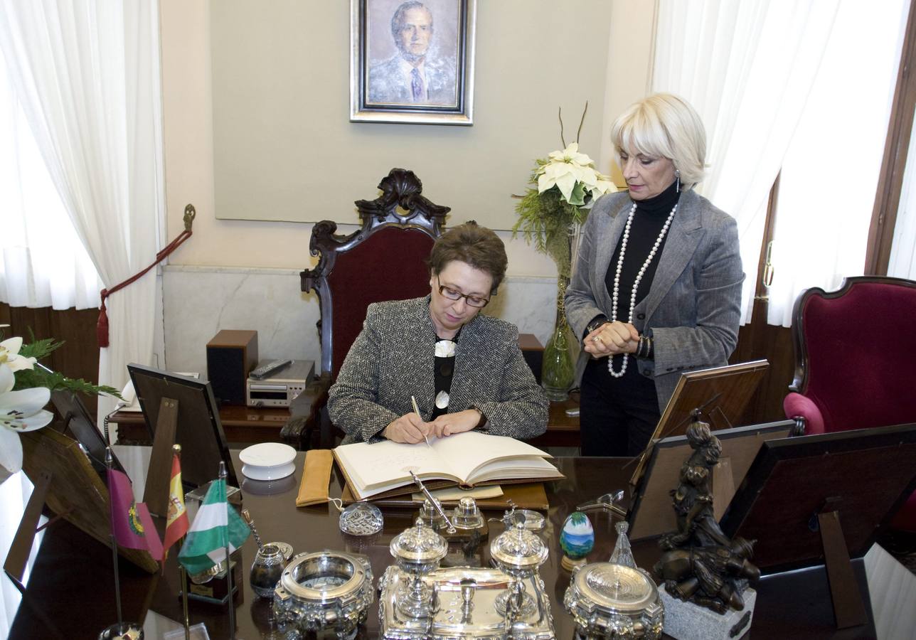 La Consejera de economía, Carmen Martinez Aguayo y la alcaldesa, Teofila Martinez firman el convenio para la construcción del Museo del Carnaval