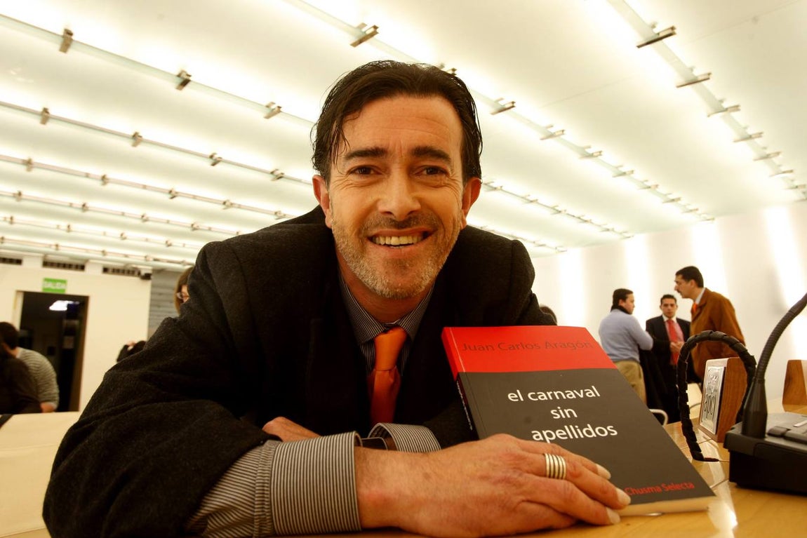 Juan Carlos Aragón escribió el primer ensayo de su trilogía 'El carnaval sin apellidos'