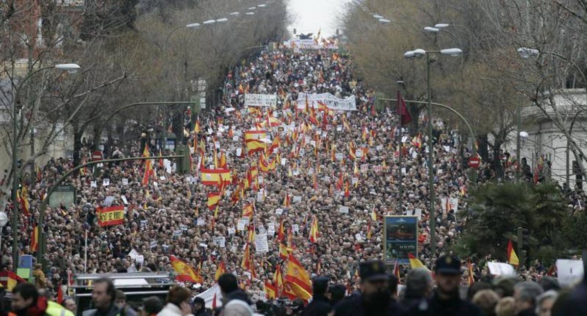 Febrero de 2006, 200.000 personas exigen al Gobierno que no dialogue. «Ante el acelerado deterioro de las posiciones democráticas en la lucha contra ETA» la Asociación de Víctimas del Terrorismo decidió «no esperar más» y convocó otra gran manifestación en Madrid, segunda contra la negociación y tercera contra la política de Zapatero con ETA