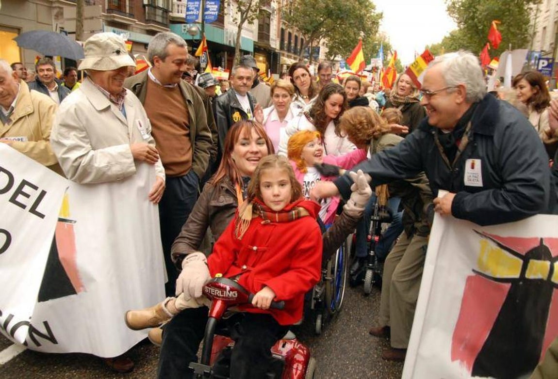 Noviembre de 2006, continúa el pulso. La AVT logró sacar a decenas de miles de personas a la calle en una nueva movilización contra la negociación. Eran tiempos de las guerras de cifras: el PP, que apoyó la manifestación, calculó cerca de un millón y medio de participantes, mientras que la Delegación del Gobierno lo dejó en poco más de 110.000. En la imagen, en primer plano, Irene Villa, una de las víctimas del terrorismo.