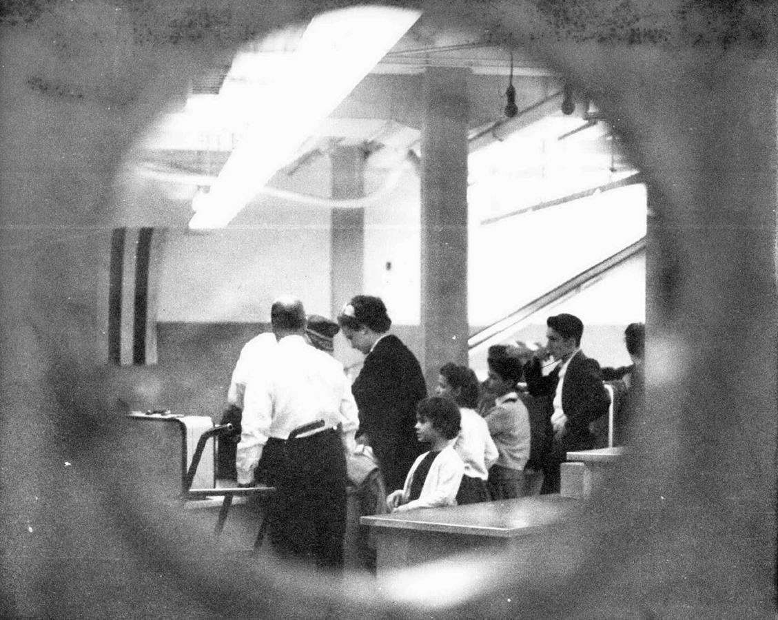 Los niños pasan el control aduanero. 