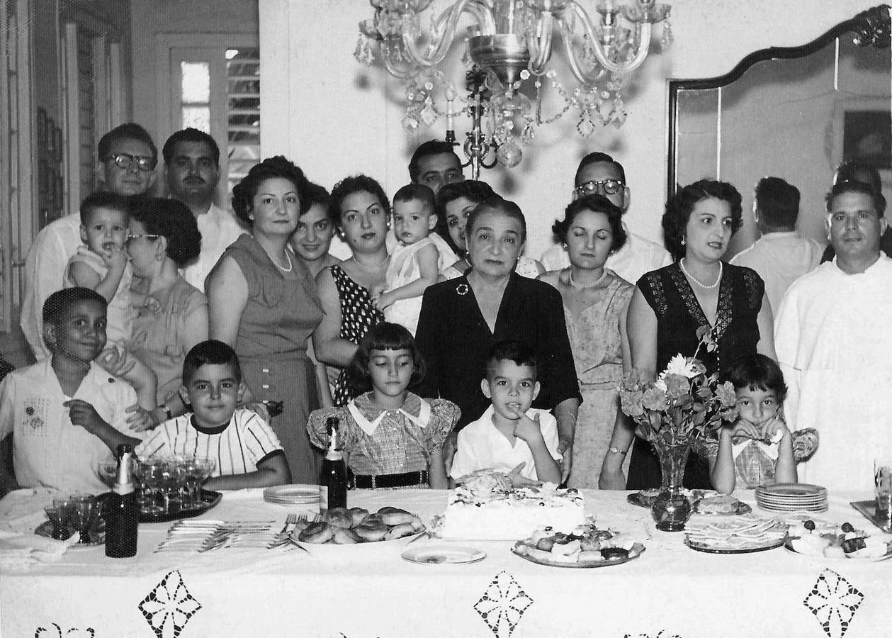 Carmen e Isabel Valdivia, con su abuela y tías cuando vivían en Cuba. 