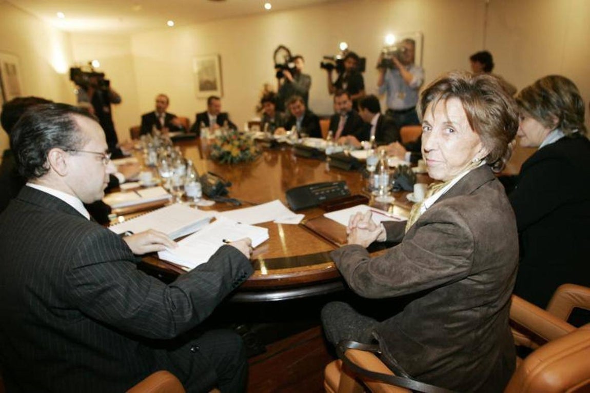 En el Congreso, con el Pacto Antiterrorista. Diciembre de 2004, la AVT se sienta en el Congreso en una de las reuniones de seguimiento del pacto antiterrorista, nombre con el que se conoce el Pacto por las Libertades y contra el Terrorismo firmado por el PP y el PSOE en diciembre de 2000 a instancias del entonces presidente del Ejecutivo, José Luis Rodríguez Zapatero