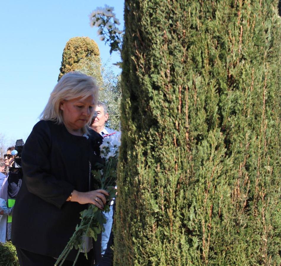 Con el 11-M en su XV Aniversario. La AVT ha acompañado a las víctimas del atentado yihadista del 11-M desde el primer momento. Empezó a celebrar en el Bosque del Recuerdo del Retiro un acto conmemoratiro en 2009, que de inmediato se convirtió en uno de los homenajes centrales de cada aniversario. En la imagen, la presidenta de Honor, Ángeles Pedraza, depositando unas flores en la edición de 2019, cuando se cumplían quince años del ataque