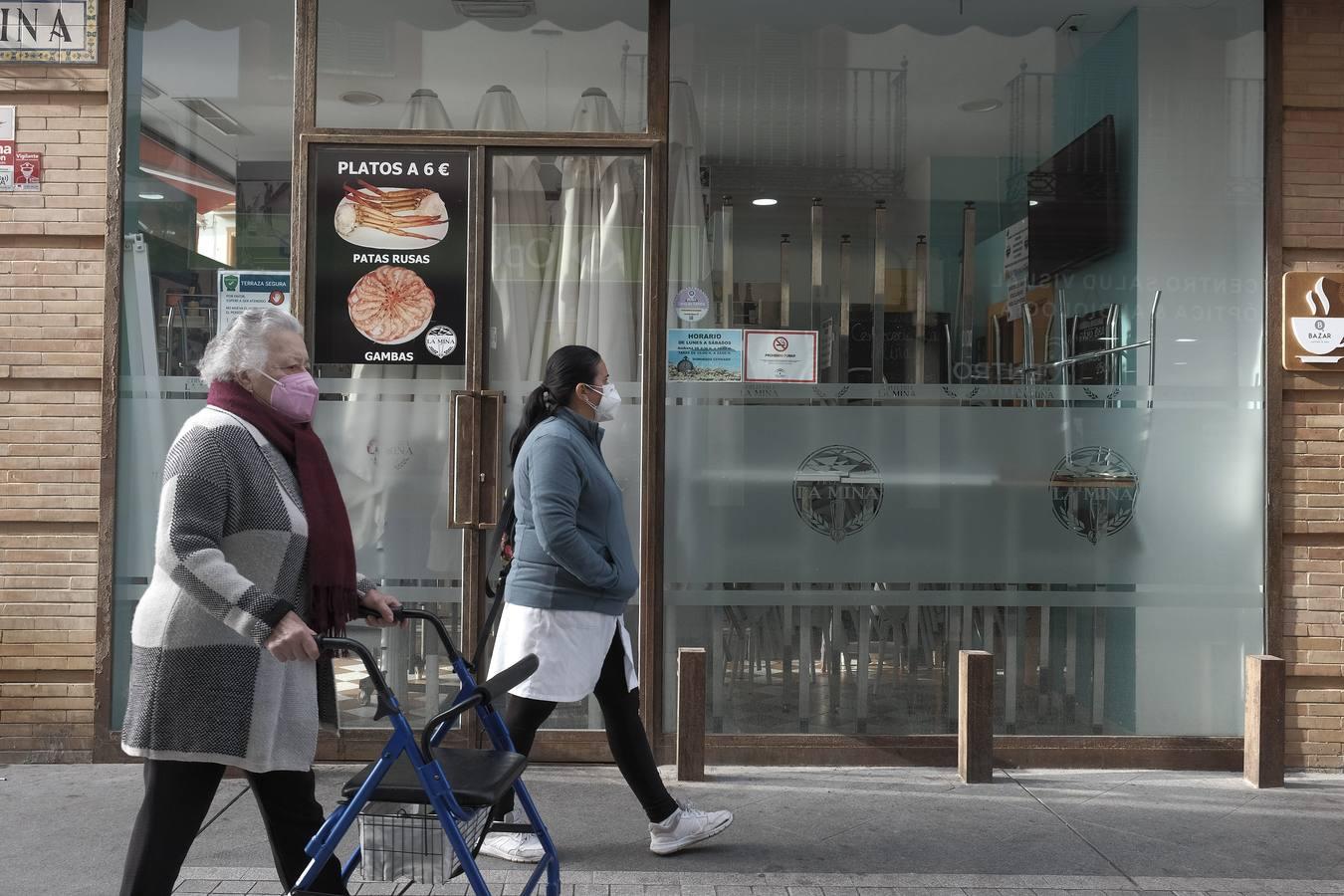 En imágenes: Dos Hermanas echa el cierre a los bares y a todo el comercio no esencial