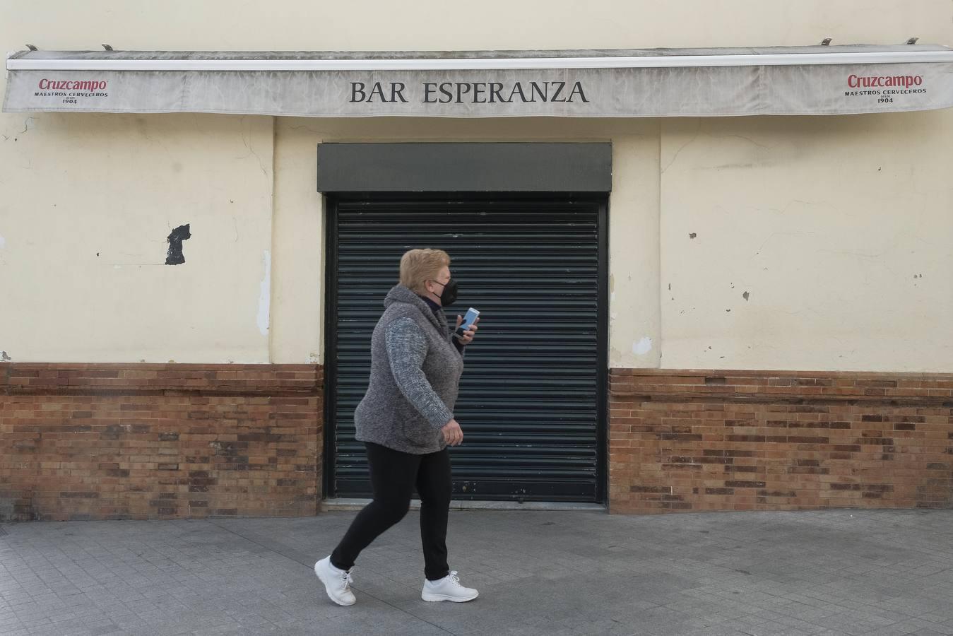 En imágenes: Dos Hermanas echa el cierre a los bares y a todo el comercio no esencial