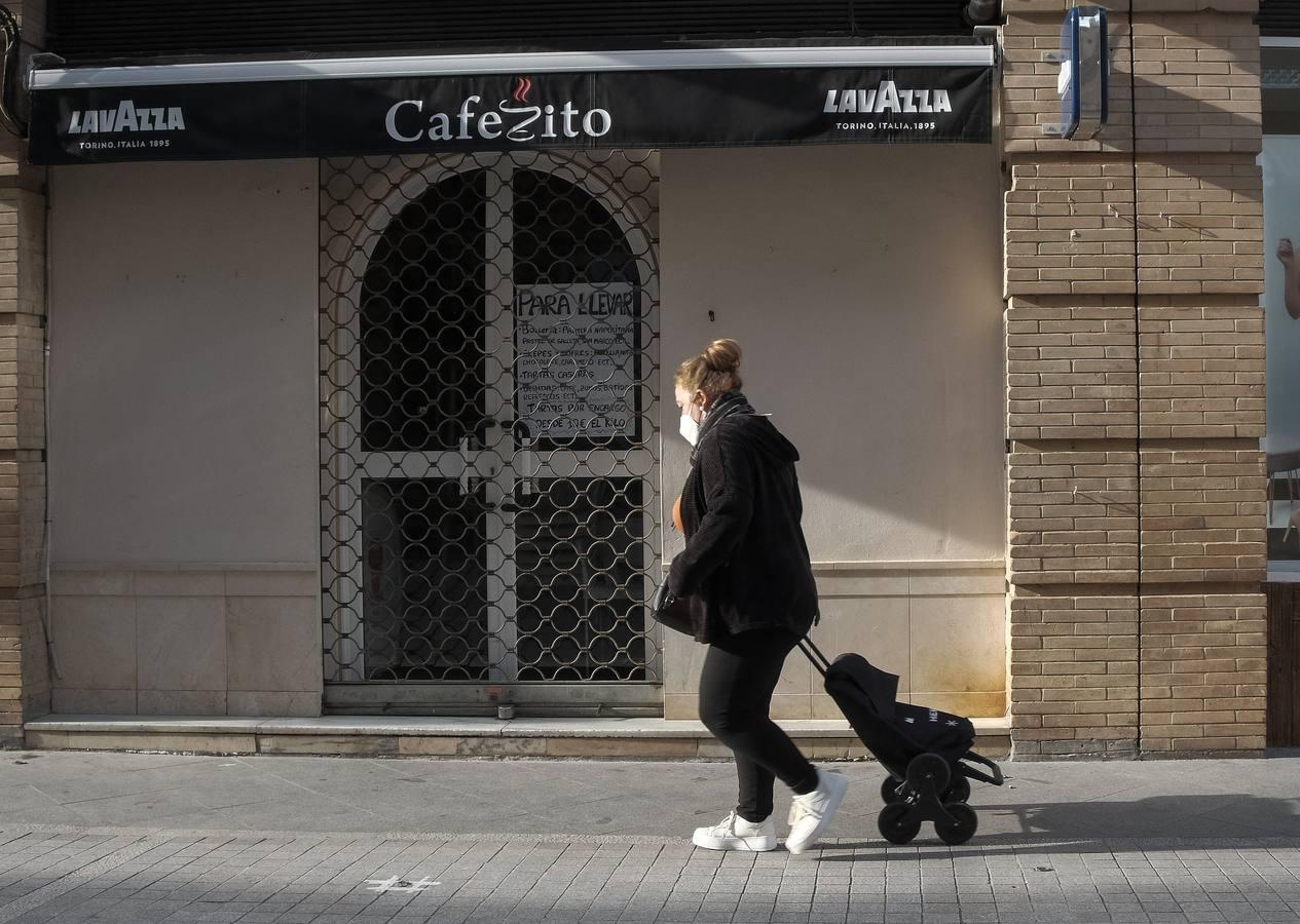 En imágenes: Dos Hermanas echa el cierre a los bares y a todo el comercio no esencial