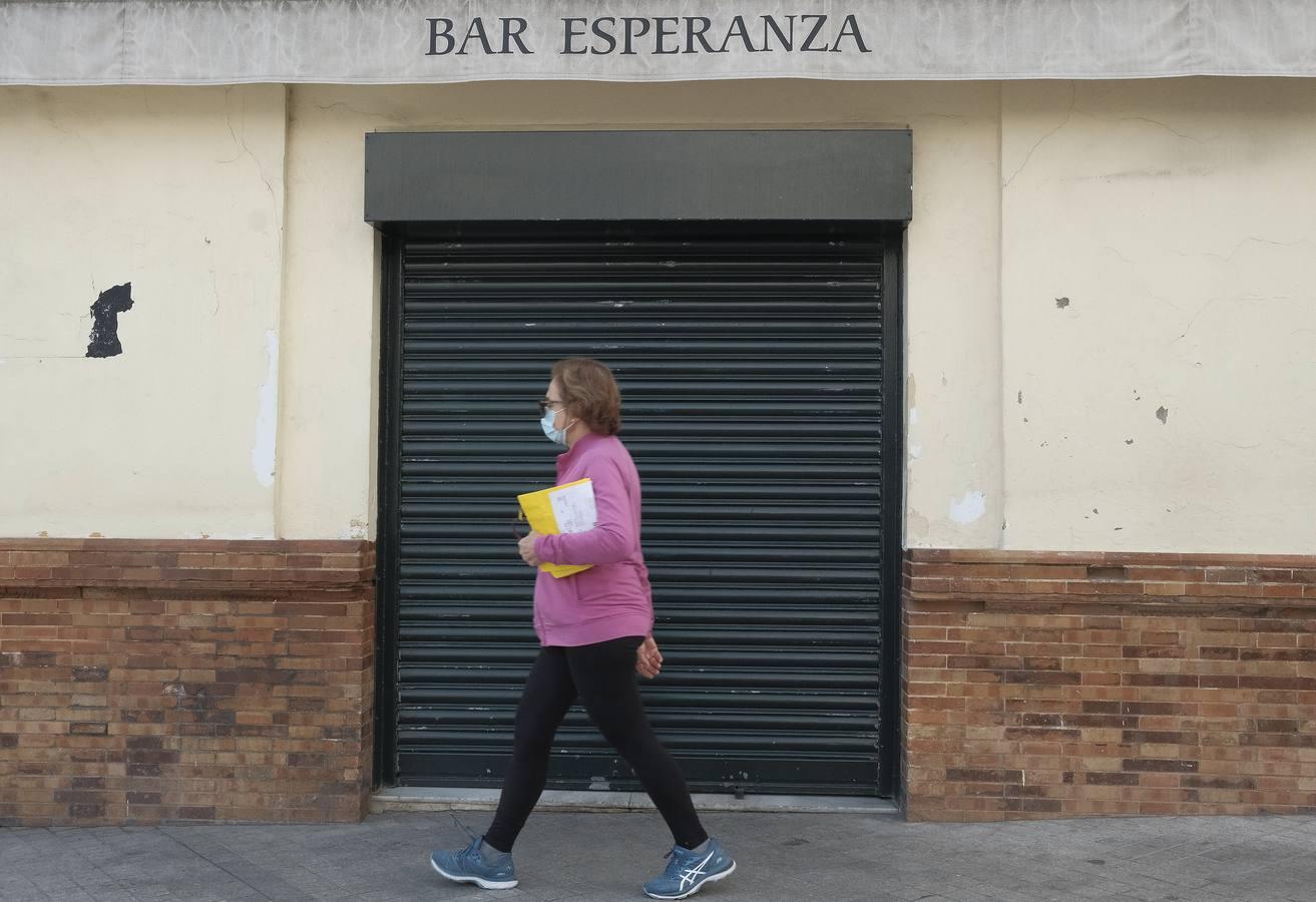 En imágenes: Dos Hermanas echa el cierre a los bares y a todo el comercio no esencial