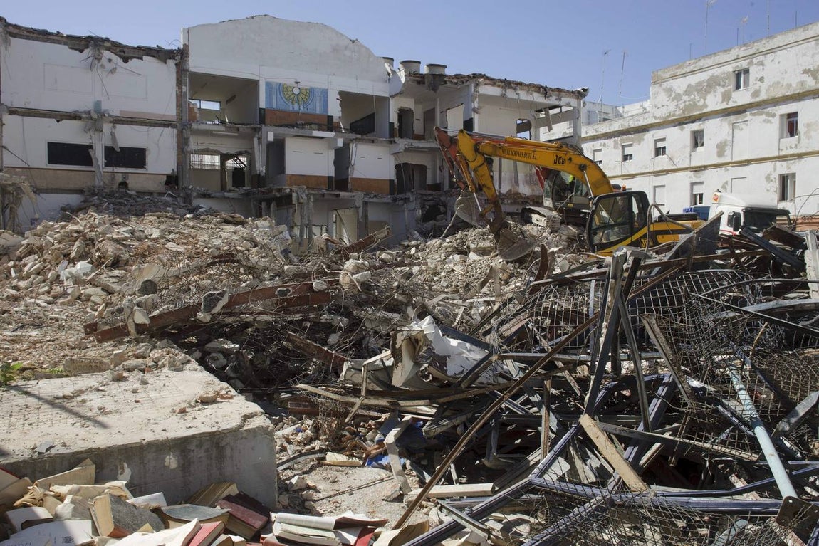 Las máquinas pesadas meten mano a la plaza donde iría el Museo del Carnaval, antes de que José Manuel González 'Kichi' optara por el Palacio de Recaño