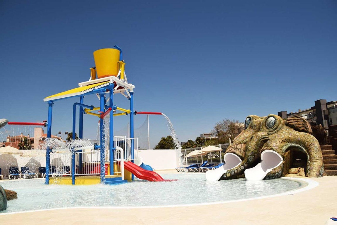 El hotel que Amancio Ortega ha comprado en Cádiz. No podía faltar un parque infantil con atracciones acuáticas.
