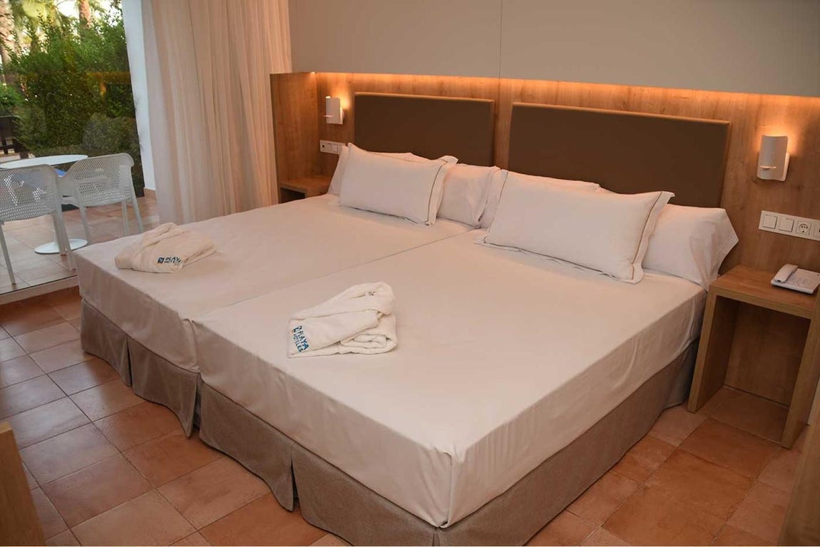 El hotel que Amancio Ortega ha comprado en Cádiz. En cuanto a las habitaciones, posee 324 con unos precios que oscilan desde los 46 euros/noche la más sencilla a 111 la suite con terraza y patio.