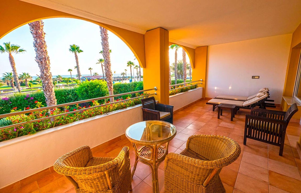 El hotel que Amancio Ortega ha comprado en Cádiz. No faltan tampoco porches y rincones en los que disfrutar de las vistas.