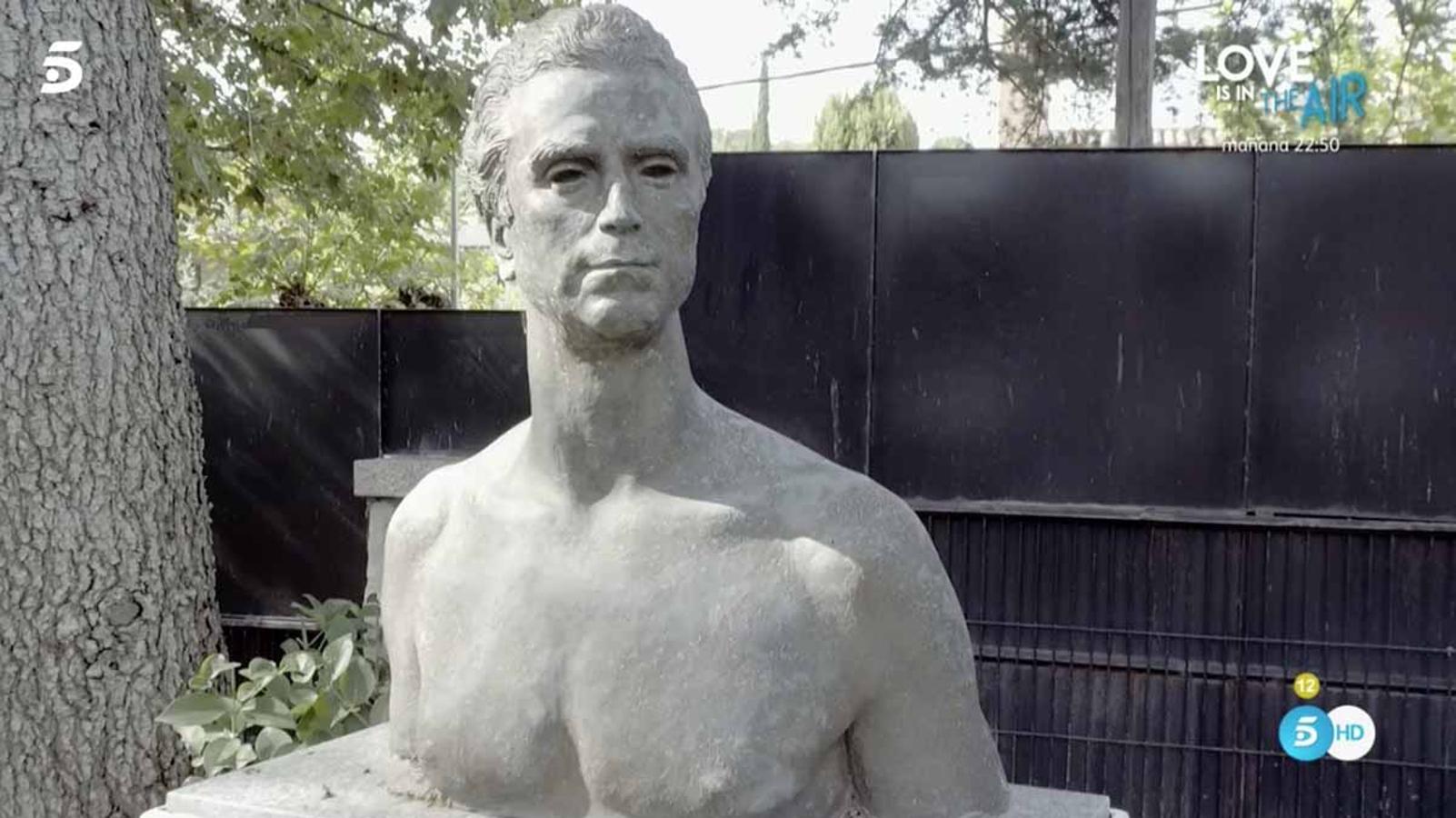 Otra de las cosas que llama la atención es el busto gigante de Ortega Cano que se encuentra en el exterior de la vivienda. 