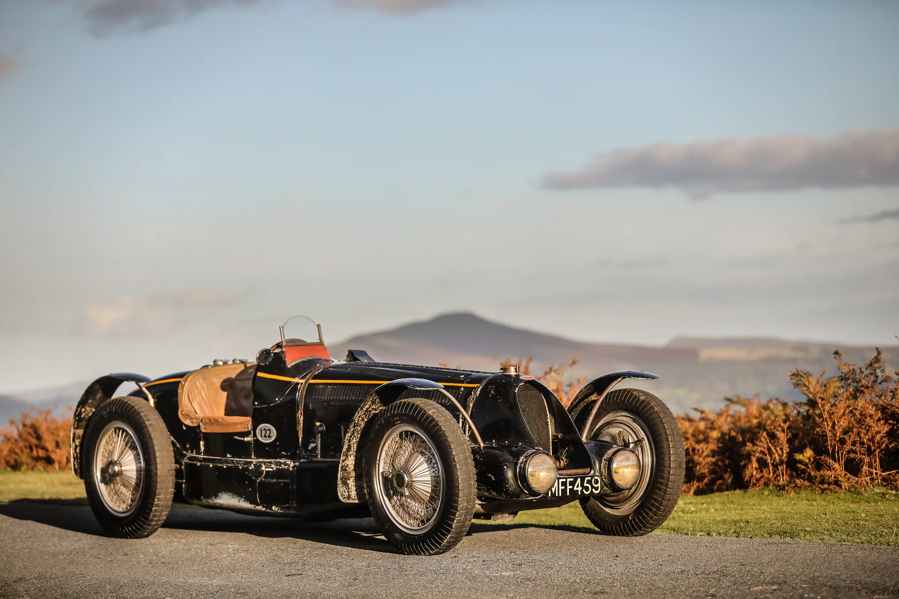 Bugatti Type 59 Sports (chasis 57248). Un Bugatti Type 59 Sports de 1934 con el número de chasis 57248 fue subastado por USD 12,681 millones en Gooding &amp; Company en Londres en septiembre de 2020. Esto lo convierte en uno de los Bugattis más caros que jamás se haya subastado en una subasta pública. El Bugatti Type 59 Sports fue creado como un coche de carreras para el equipo de fábrica Bugatti Grand Prix y ganó el Gran Premio de Bélgica en Spa, y luego terminó tercero en el Gran Premio de Mónaco. Algunos de los pilotos de carreras de Bugatti más famosos y exitosos estaban al volante de este automóvil, incluidos Robert Benoist, Louis Chiron, René Dreyfus, Achille Varzi y Jean-Pierre Wimille. Después de la exitosa temporada de carreras, Bugatti convirtió el Type 59 en un automóvil deportivo. El rey Leopoldo de Bélgica lo compró en 1937. El vehículo permanece en su estado original, sin restaurar hasta el día de hoy. Está propulsado por un motor de 8 cilindros en línea con una capacidad de 3,3 litros y un sobrealimentador. La potencia de salida fue de alrededor de 250 PS; otras variantes de motor alcanzaron hasta 380 CV en el Tipo 59, que se fabricó hasta 1936.