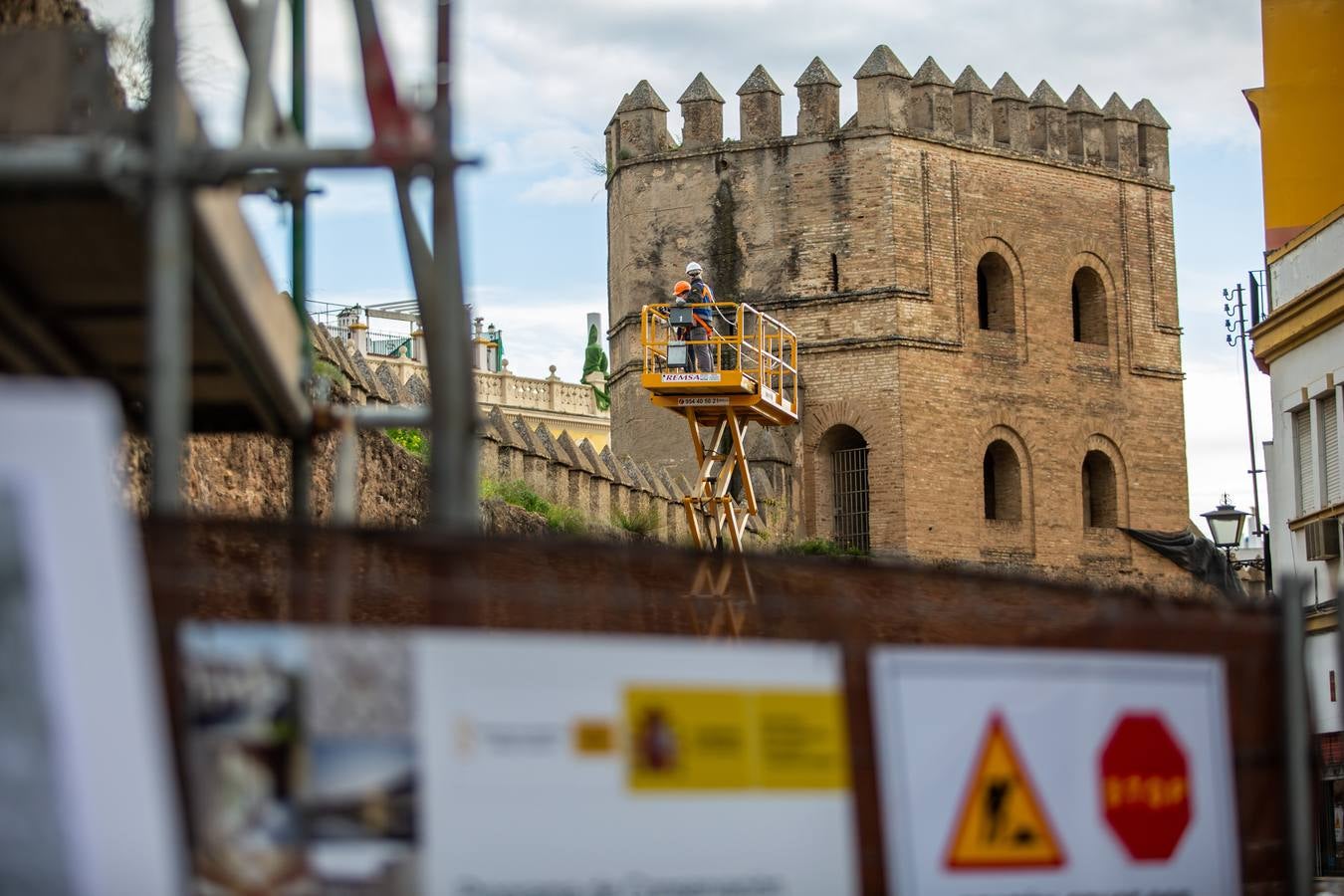 Primera fase de los trabajos de restauración de la muralla de la Macarena